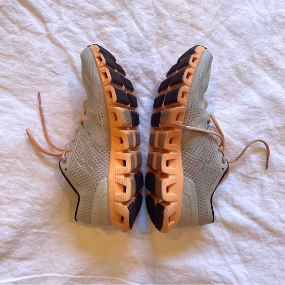 On Running Cloud X | Running Training Shoes in Silver Almond | Size 7 - Picture 10 of 12